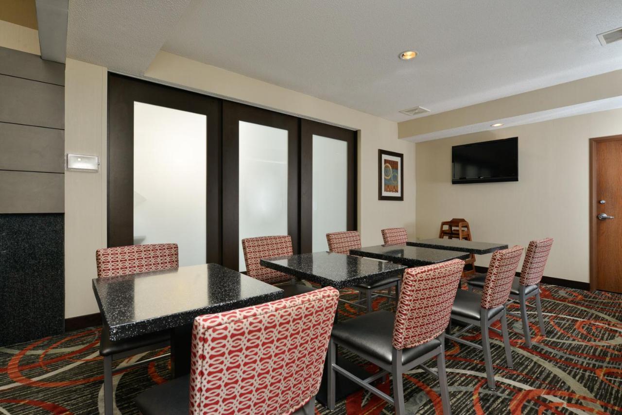 Holiday Inn Express Boston-Milford By Ihg Buitenkant foto